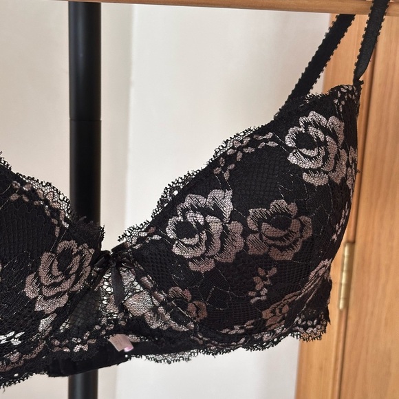 Jezebel Black Lace Bra with Intricate Floral Design 38DD Support Adjust Straps - Picture 2 of 8